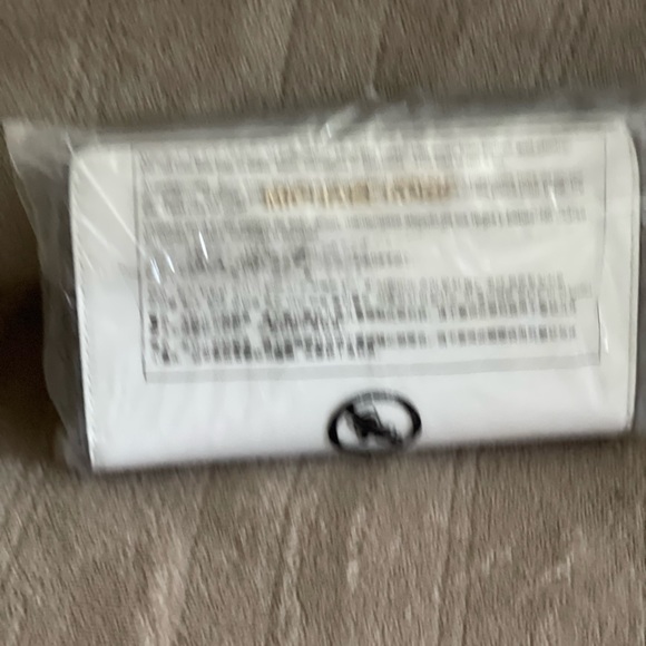 Michaels Kors white purse with matching wallet. - Picture 3 of 6